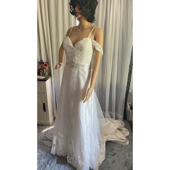 Elegant Lace Wedding Gown with Beaded Bodice and Dramatic Train - Picture 8 of 13